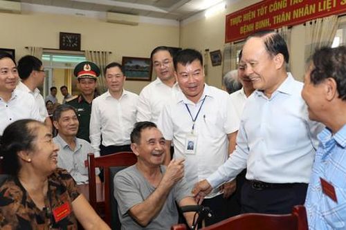 Đồng chí Nguyễn Ngọc Tuấn thăm, tặng quà người có công tại thị xã Sơn Tây