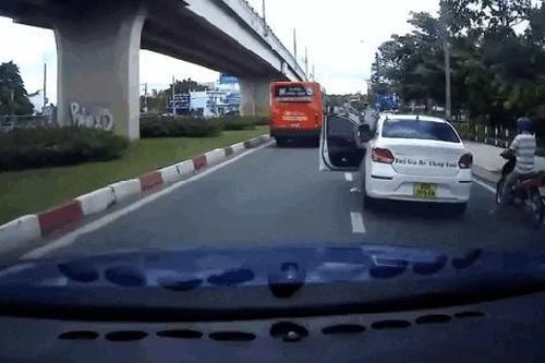 Ngán ngẩm cảnh tài xế taxi cầm gậy ba khúc đánh nhau với người đi xe máy sau va chạm