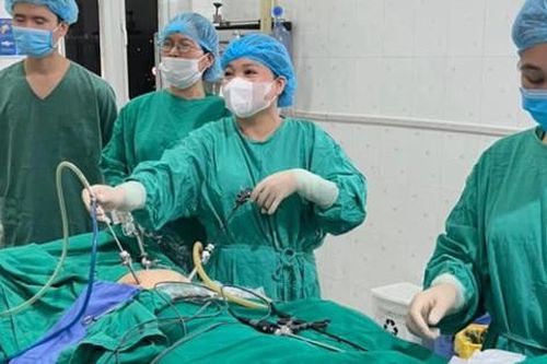 Cô gái 19 tuổi mang khối u kỳ quái chứa đầy tóc, da và xương