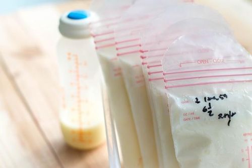 Cách để trẻ làm quen với sữa mẹ trữ đông