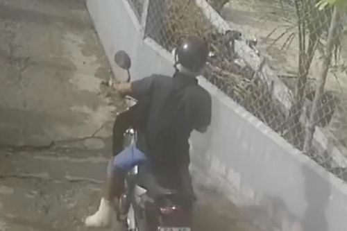 Chân bó bột vẫn nhảy lò cò vào nhà dân ăn trộm