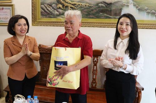Lãnh đạo quận Tây Hồ thăm, tặng quà người có công với cách mạng