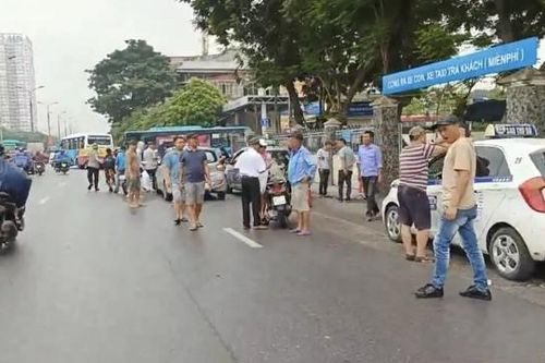Vi phạm trật tự đô thị bủa vây Bến xe Giáp Bát