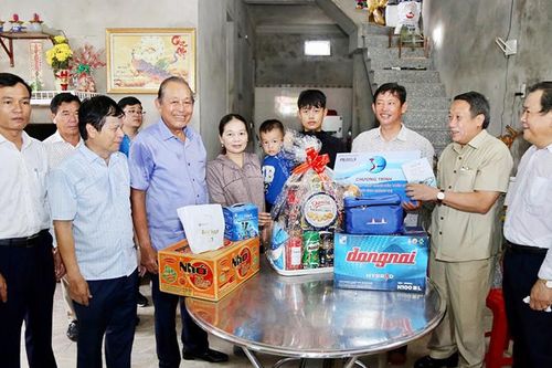 Cùng ngư dân thắp sáng đèn trên biển Quảng Trị
