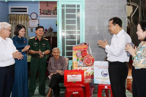Bình Dương: Trao tặng quà cho gia đình chính sách
