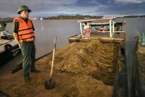 Bắt giữ 2 đối tượng, 2 ghe khai thác cát trái phép trên sông Đồng Nai