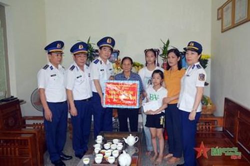 Bộ Tư lệnh Cảnh sát biển thăm, tặng quà các gia đình chính sách tại Hải Phòng