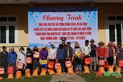 Đoàn Kinh tế-Quốc phòng 79 tặng quà các đối tượng chính sách, đồng bào dân tộc thiểu số