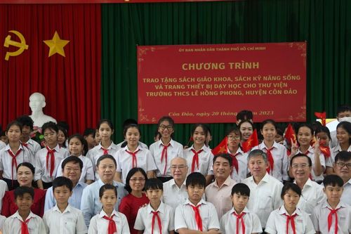 TPHCM tặng quà Trường THCS Lê Hồng Phong và người có công ở Côn Đảo