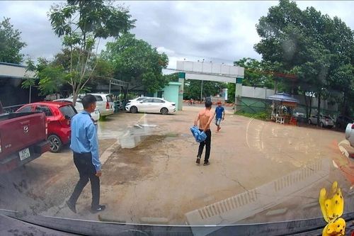 3 bảo vệ ngăn xe cứu thương đón bệnh nhân hấp hối bị sa thải