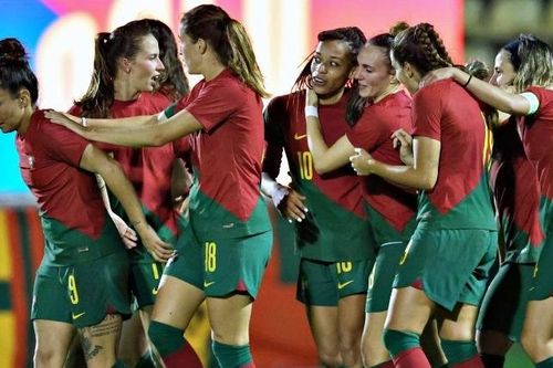 Ronaldo cổ vũ tuyển nữ Bồ Đào Nha đấu Việt Nam