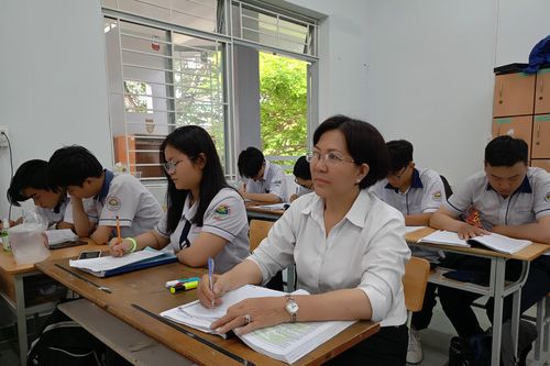 Thí sinh TPHCM hoàn thành giấc mơ tốt nghiệp ở tuổi 64