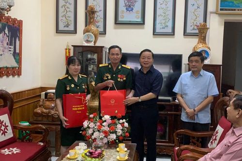 Phó Thủ tướng Trần Hồng Hà thăm, tặng quà các gia đình chính sách