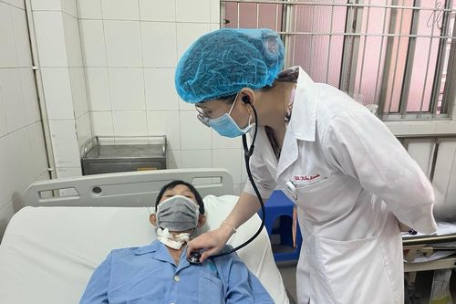Hy hữu khăn giấy dài 15cm rơi trong lòng phế quản