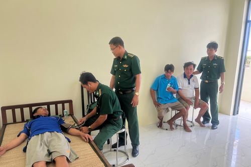 Cứu nạn thành công 3 ngư dân bị trôi dạt trên biển