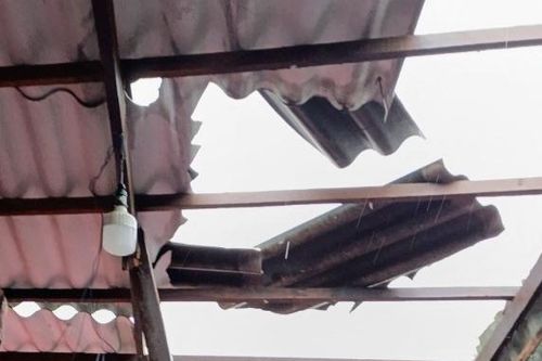Bạc Liêu: Mưa lớn kèm lốc xoáy làm sập, tốc mái 82 căn nhà người dân