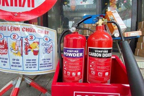 Hà Nội: Lo sợ cháy nổ, người dân đổ xô đi mua các thiết bị phòng cháy, chữa cháy