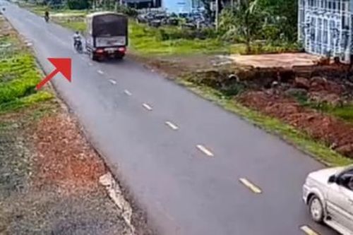 Bất ngờ bẻ lái, xe máy lao vào ô tô tải