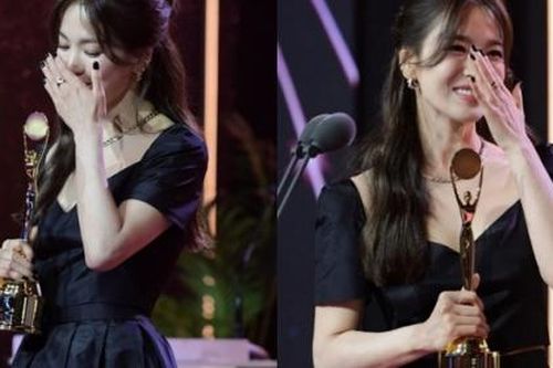 Song Hye Kyo nhận Daesang Rồng Xanh series 2023