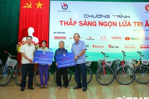 Nhiều phần quà ý nghĩa gửi đến gia đình chính sách, học sinh nghèo hiếu học huyện Cam Lộ, Quảng Trị