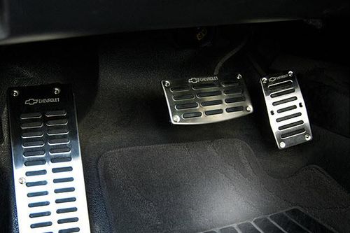 Làm thế nào để xử lý khẩn cấp lúc xe bị kẹt chân côn?