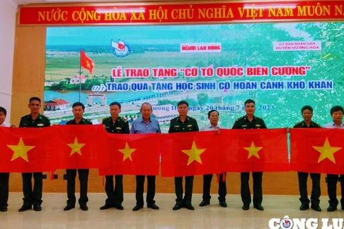 Trao cờ Tổ quốc cho Bộ đội Biên phòng và người dân vùng biên giới huyện Hướng Hóa, Quảng Trị