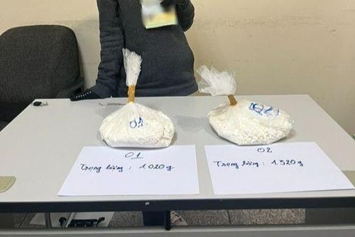 Người phụ nữ nước ngoài vận chuyển 2,3kg ma túy qua sân bay Tân Sơn Nhất