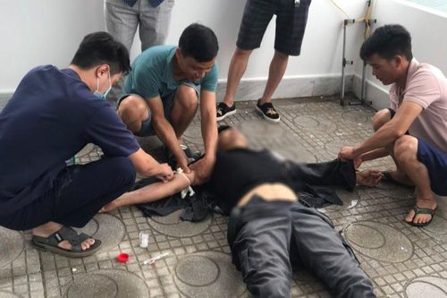 Dùng gậy nhôm gạt dây điện, nam thanh niên suýt mất mạng
