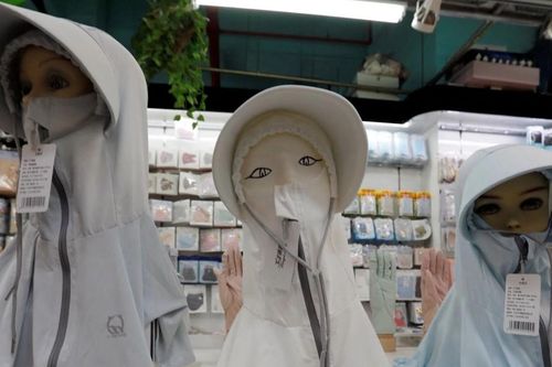 Khẩu trang, áo chống nắng... 'cháy hàng' tại Trung Quốc
