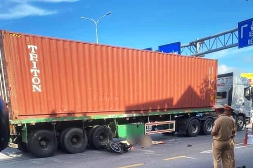 2 vợ chồng chạy xe máy tử vong thương tâm sau va chạm với container