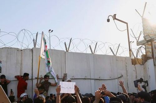 Người biểu tình xông vào đốt Đại sứ quán Thụy Điển ở Baghdad