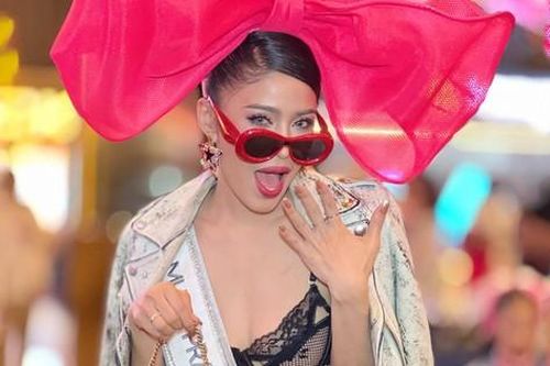 Thí sinh Hoa hậu Hoàn vũ Thái Lan mặc kệch cỡm