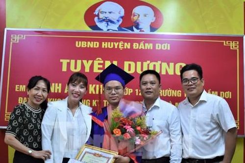 Tuyên dương thủ khoa tốt nghiệp THPT tỉnh Cà Mau