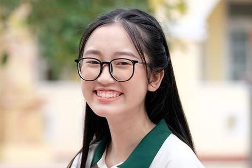 Vẻ đẹp trong veo 'gây sốt' của nữ thủ khoa kỳ thi tốt nghiệp THPT 2023