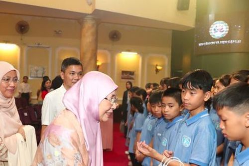 Phu nhân Thủ tướng Phạm Minh Chính cùng Phu nhân Thủ tướng Malaysia xem múa rối nước