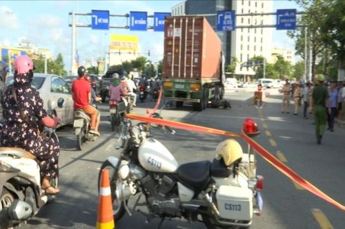Va chạm xe đầu kéo, vợ chồng đi xe máy tử vong tại chỗ