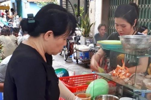 Quán hủ tiếu phố Tây dành một ngày bán bún mắm, khách đến 4 lần chưa được ăn