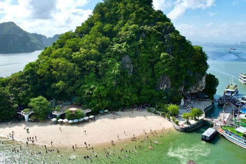 Hòn đảo nằm nghiêng lạ mắt, khách rủ nhau tắm giải nhiệt, leo núi ở Hạ Long