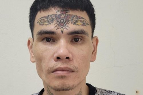 Bắt đối tượng truy nã đặc biệt có hình xăm lạ trên mặt