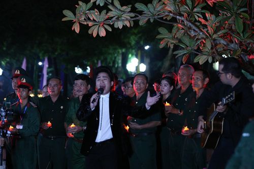 Tùng Dương, Phạm Thu Hà xúc động khi hát ở Côn Đảo