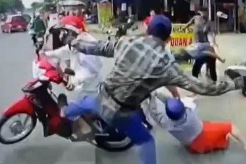 Tạm giữ tên cướp giật điện thoại, kéo lê người phụ nữ trên đường