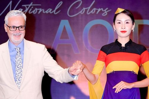 Lần đầu tiên các đại sứ cùng tham gia show diễn tôn vinh áo dài