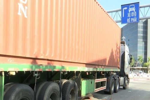 Hai vợ chồng tử vong sau va chạm với xe đầu kéo