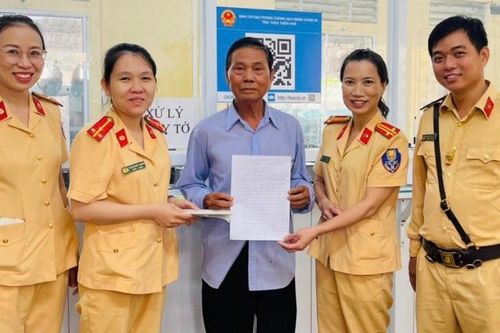 Cụ ông 73 tuổi nhận lại 13 triệu đồng đánh rơi tại trụ sở công an