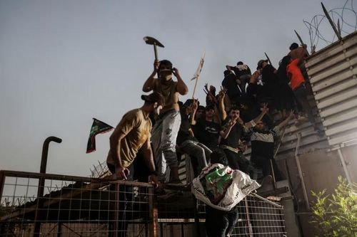 Người biểu tình phóng hỏa Đại sứ quán Thụy Điển ở Iraq