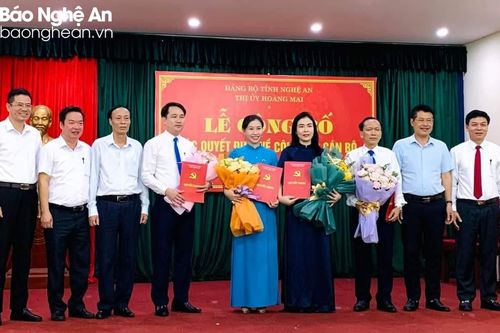 Công bố, trao các quyết định về công tác cán bộ ở thị xã Hoàng Mai