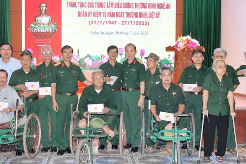 Đoàn công tác Quân khu 4 thăm, tặng quà các Trung tâm Điều dưỡng Thương binh nặng tỉnh Nghệ An