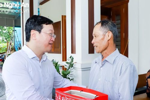 Chủ tịch UBND tỉnh Nguyễn Đức Trung thăm hỏi, tặng quà các gia đình có công với cách mạng tại huyện Nghi Lộc