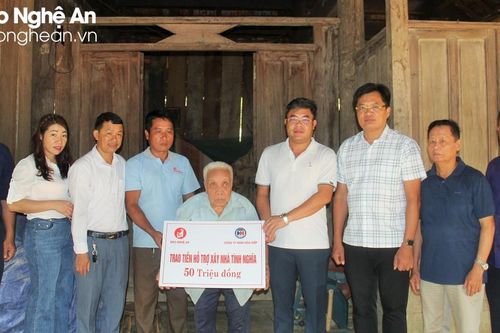 Báo Nghệ An và Công ty TNHH Hòa Hiệp trao 50 triệu đồng hỗ trợ xây nhà tình nghĩa cho thân nhân liệt sĩ tại huyện Tương Dương