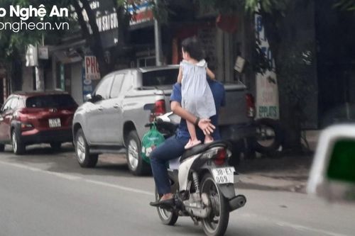 Thót tim cảnh người đàn ông chở bé gái đứng chênh vênh phía sau yên xe máy